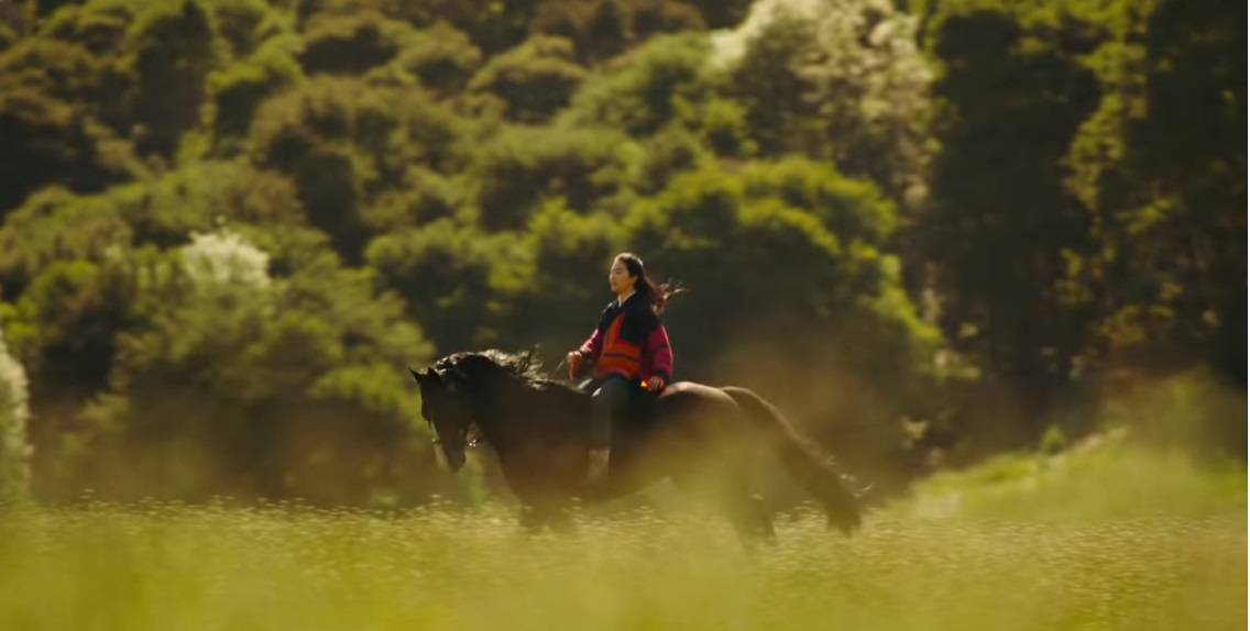 Mulan film Disney remake live action film famiglia 2020 - Mulan a cavallo