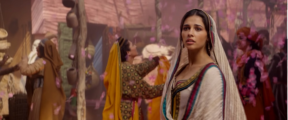 Aladdin film live action disney 2019 - Jasmine nel paese vestita da povera