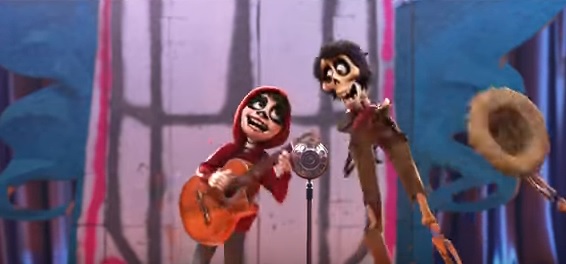 Che loco che mi sento miguel e hector cantano sul palc nella terra dei morti colonna sonora canzoni film danimazione pixar coco