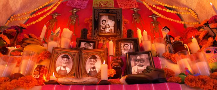 Coco Pixar foto esposte della famiglia Riveira nel Dias des Muertos film d’animazione Disney Pixar 2017
