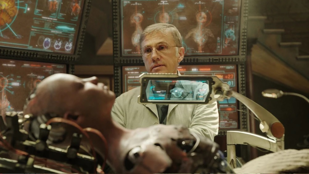 Recensione Alita angelo della battaglia - Cyborg in riparazione nello studio di Ido dopo ritrovamento