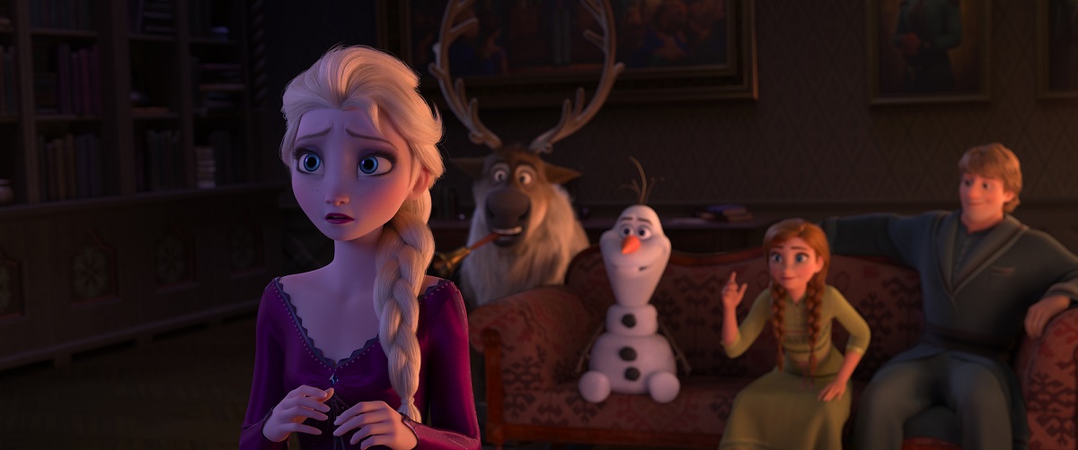 Frozen 2 news Anna Elsa Olaf E Cristoff mentre sono sul divano