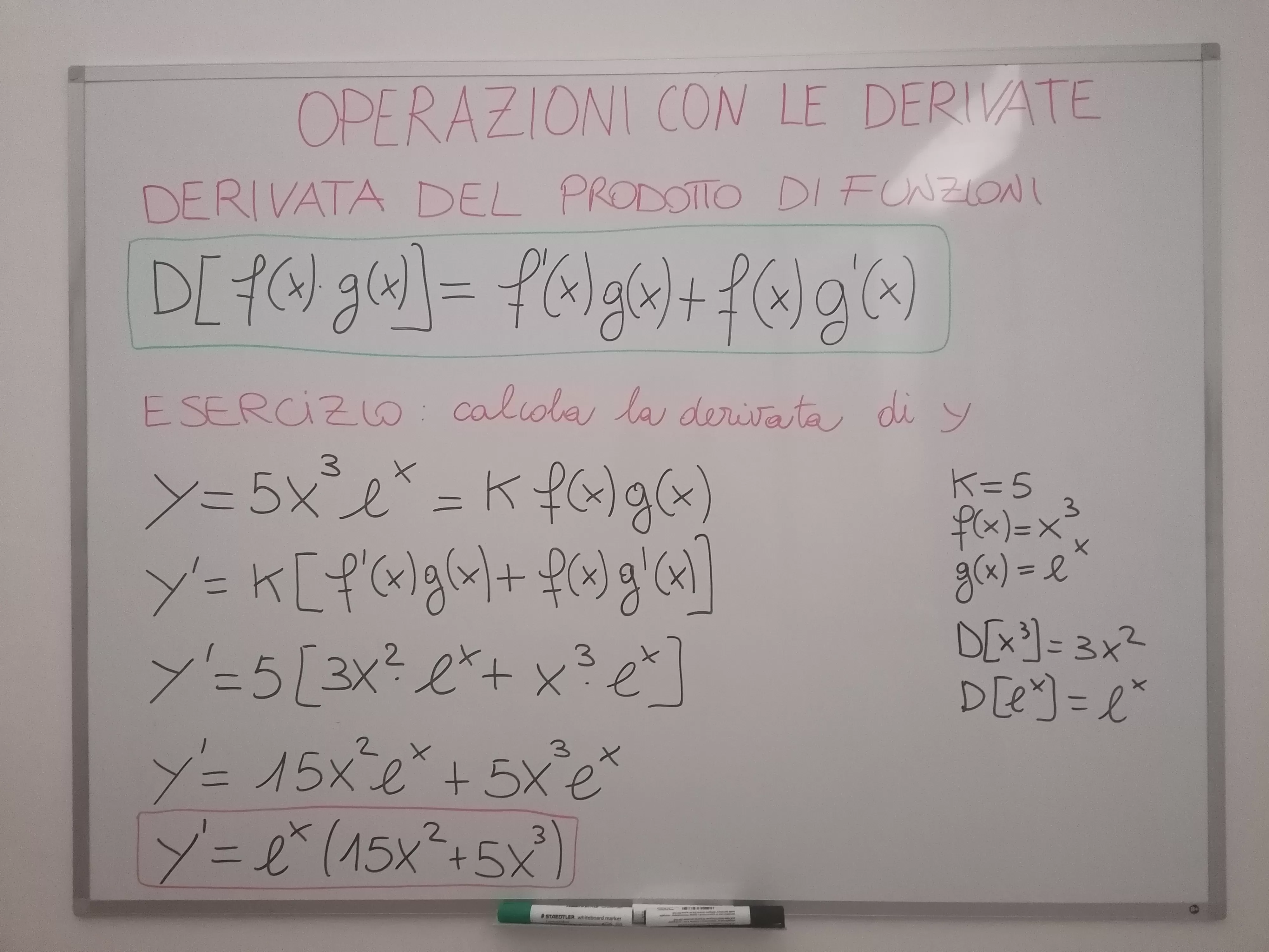 Calcola la derivata del prodotto di due funzioni