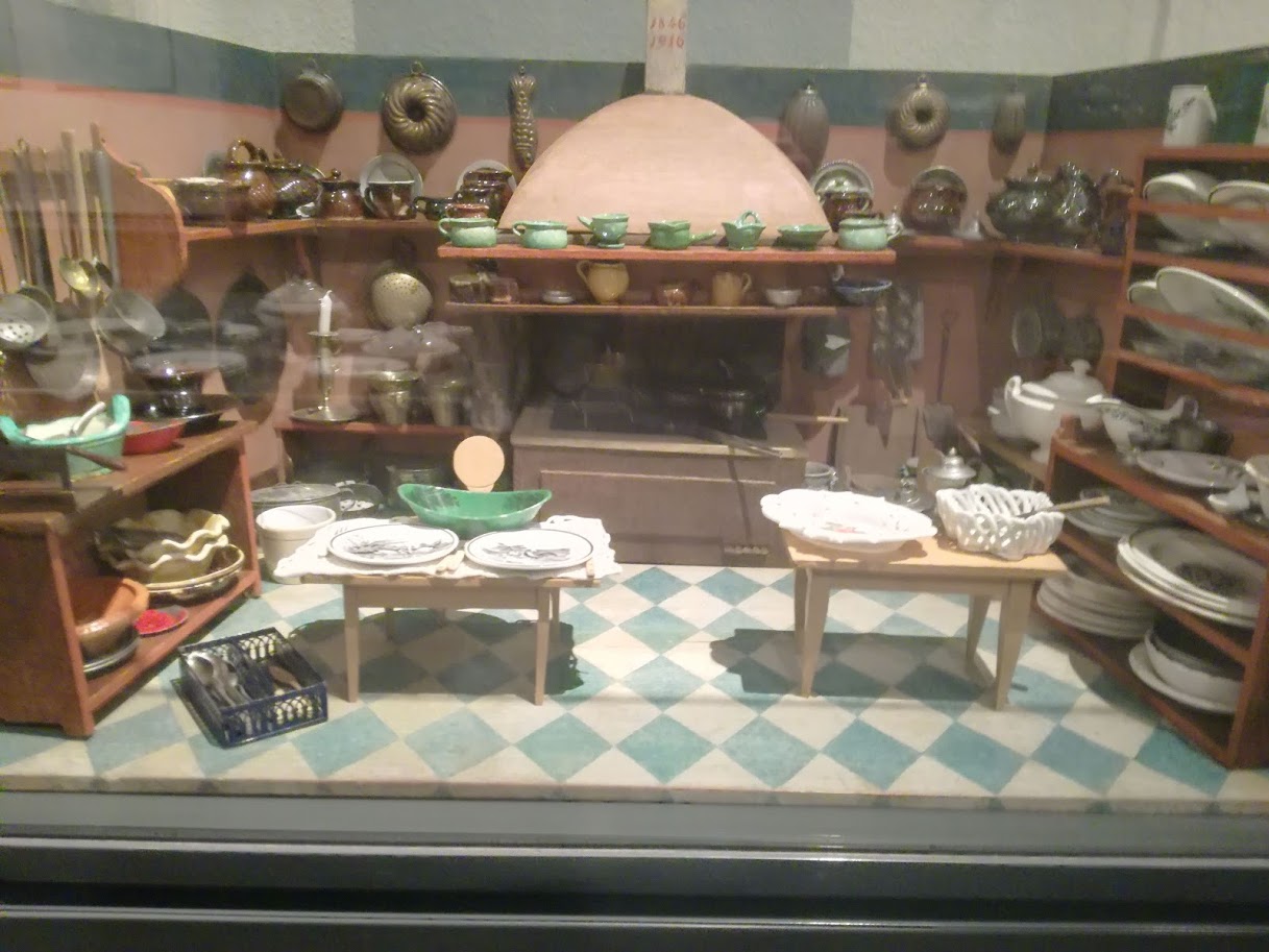 Cucine delle bambole al museo dei giocattoli a Norimberga