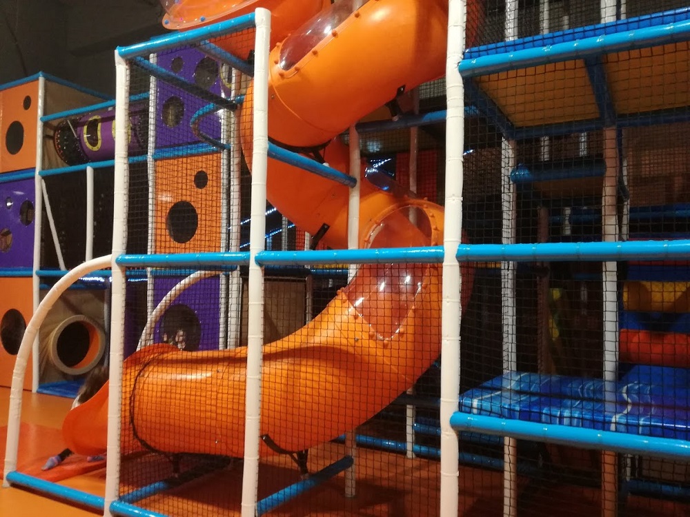 Parco giochi coperto Roma Junior Village - parco giochi coperto - gonfiabili - ristorante bambini roma - pinseria Roma - schiuma party