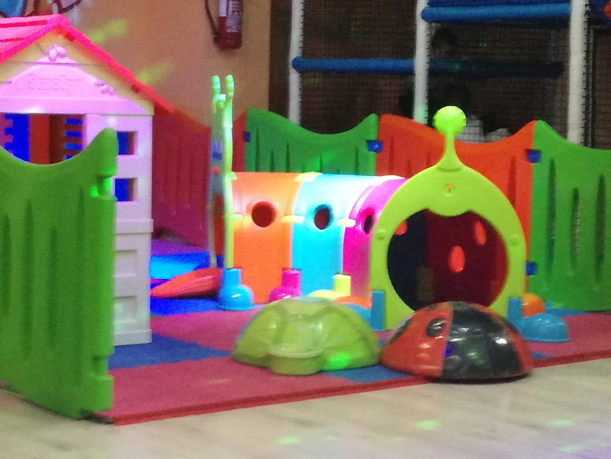 Parco giochi coperto Roma Junior Village - area 0 - 3 anni parco giochi coperto - gonfiabili - ristorante bambini roma - pinseria Roma - schiuma party